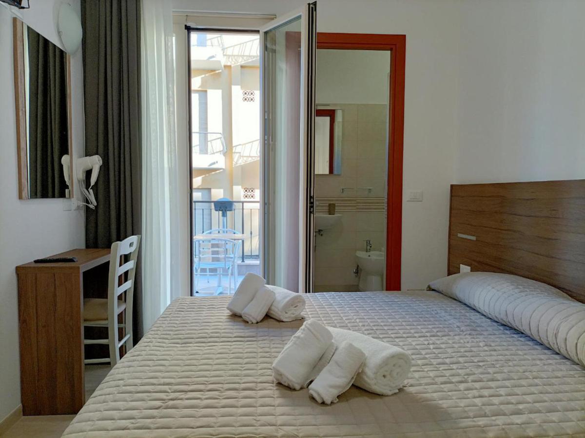 Hotel Bed And Book Rimini Exteriör bild