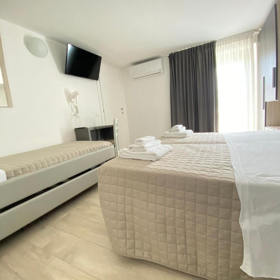 Hotel Bed And Book Rimini Exteriör bild