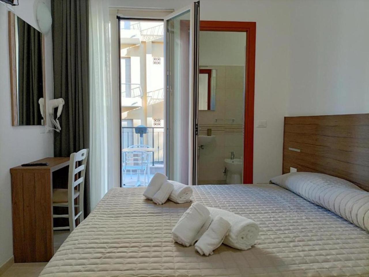 Hotel Bed And Book Rimini Exteriör bild
