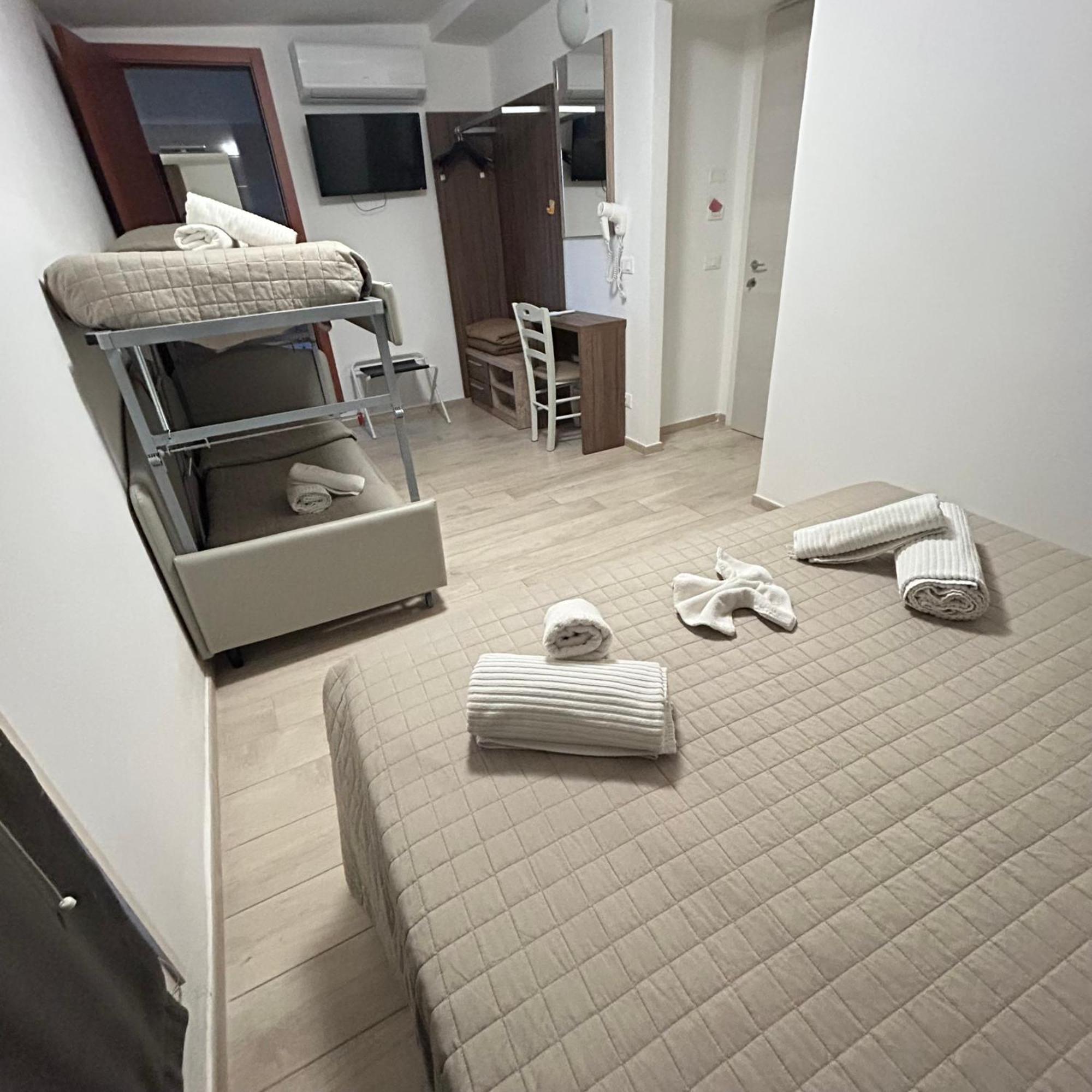Hotel Bed And Book Rimini Exteriör bild