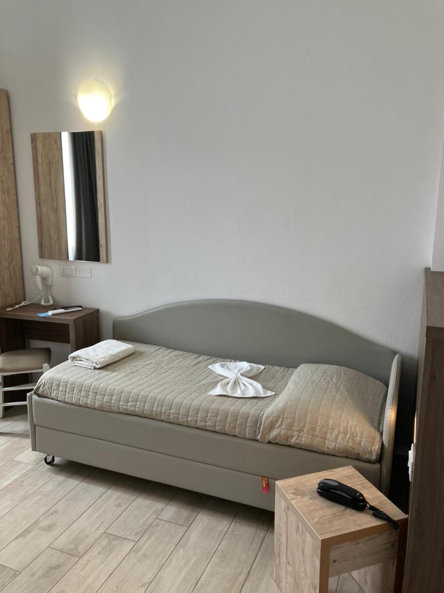 Hotel Bed And Book Rimini Exteriör bild