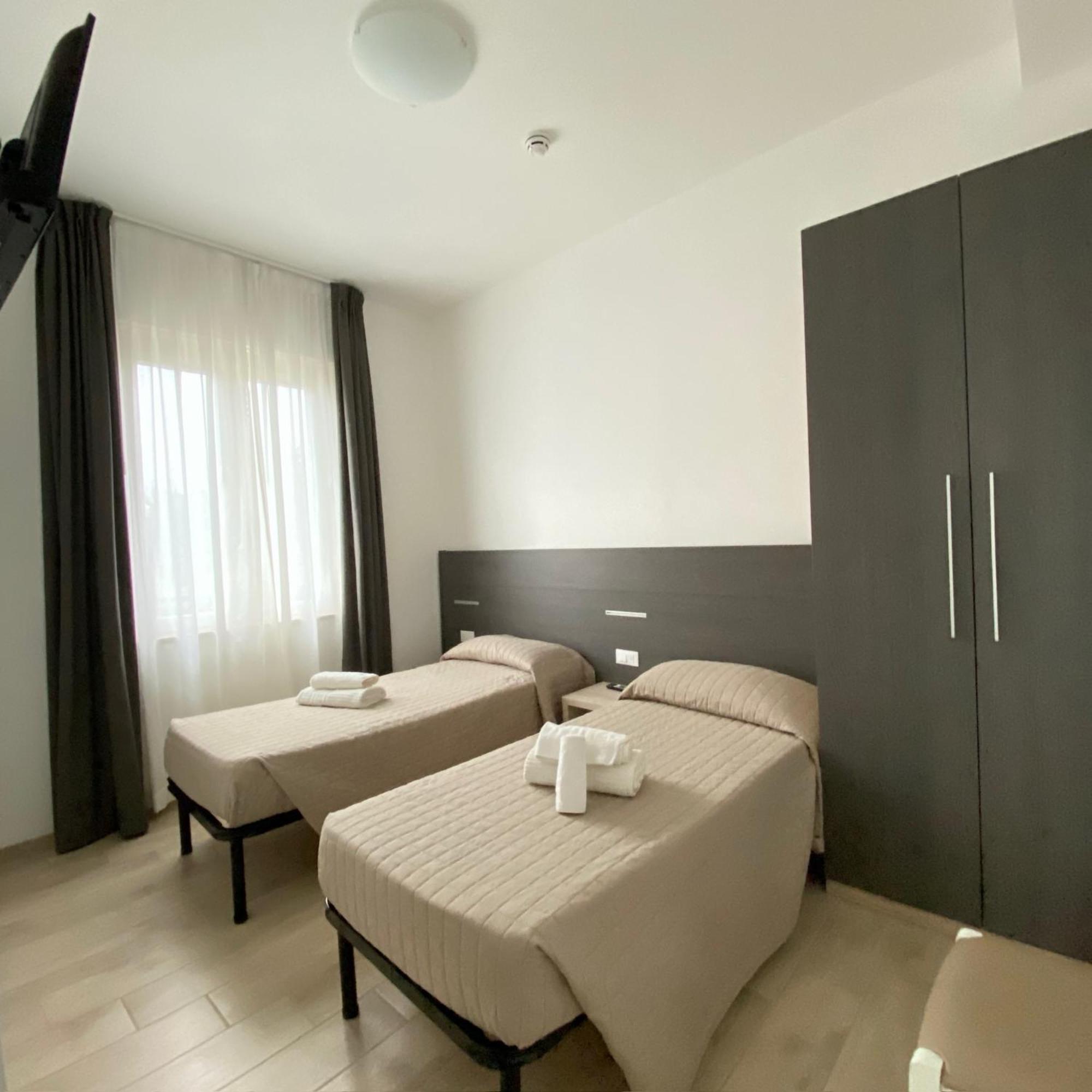 Hotel Bed And Book Rimini Exteriör bild
