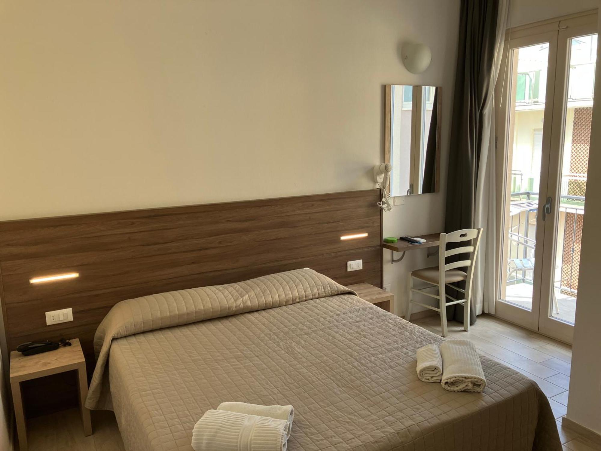 Hotel Bed And Book Rimini Exteriör bild